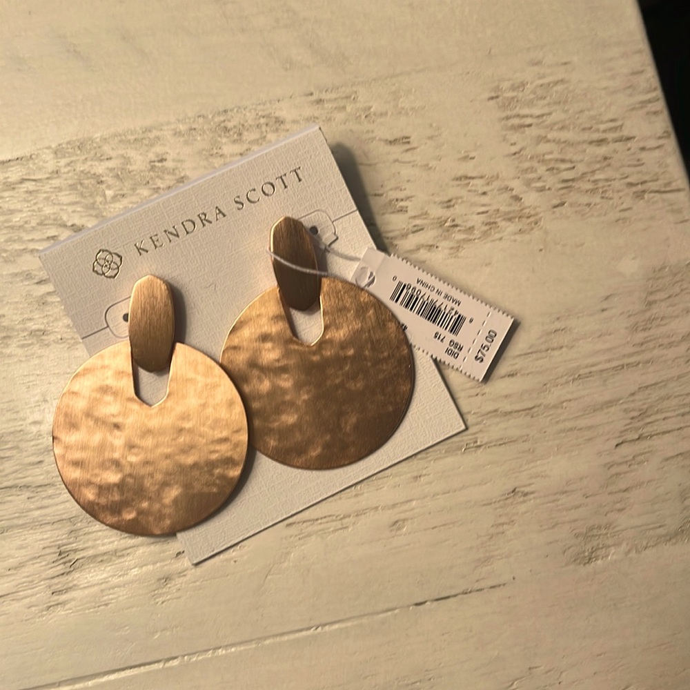 NWT 💯 Authentic Kendra Scott Rose Gold Hammered Metal Earrings.   So Elegant!